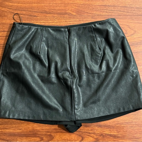 x REVOLVE Dale Skort in Black Leather
Amanda Uprichard - Women’s Size M - Picture 4 of 11